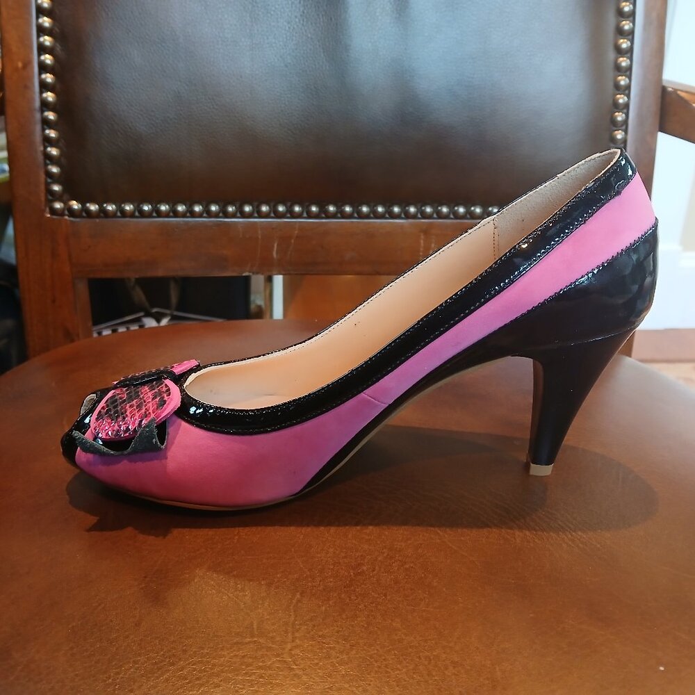 Pretty new and unworn short heel pumps in pink and black leather.